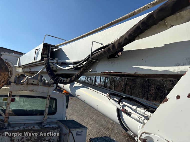 image for item DT2758 2007 International 4300 digger derrick truck