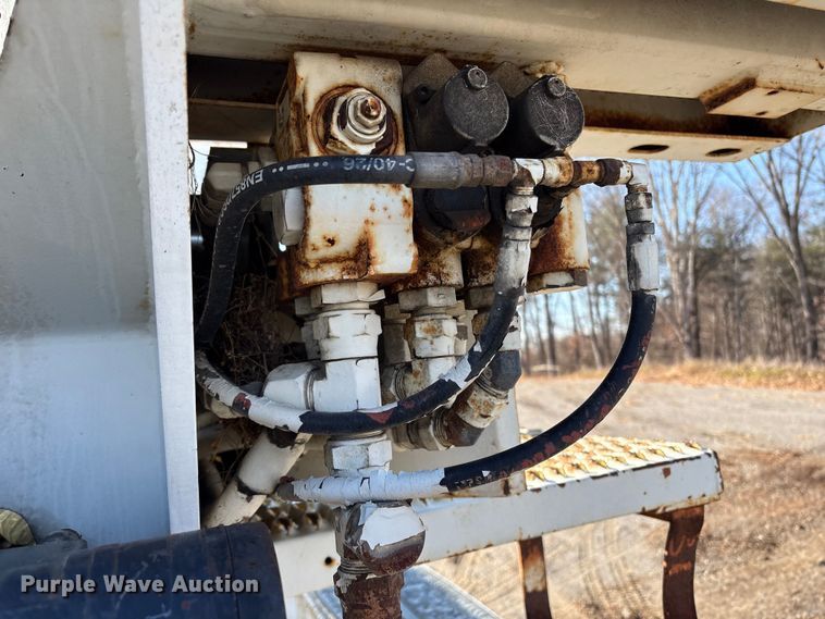 image for item DT2758 2007 International 4300 digger derrick truck