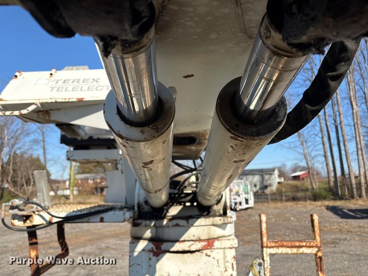 image for item DT2758 2007 International 4300 digger derrick truck