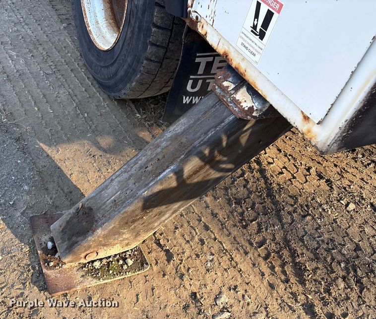 image for item DT2758 2007 International 4300 digger derrick truck