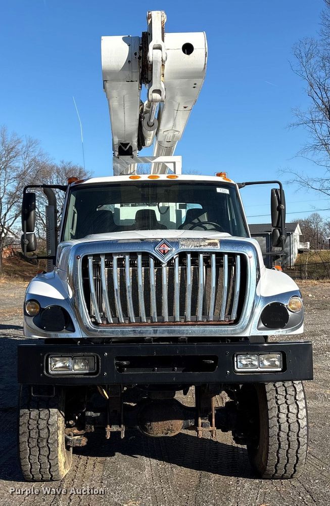 image for item DT2759 2014 International 7300 bucket truck