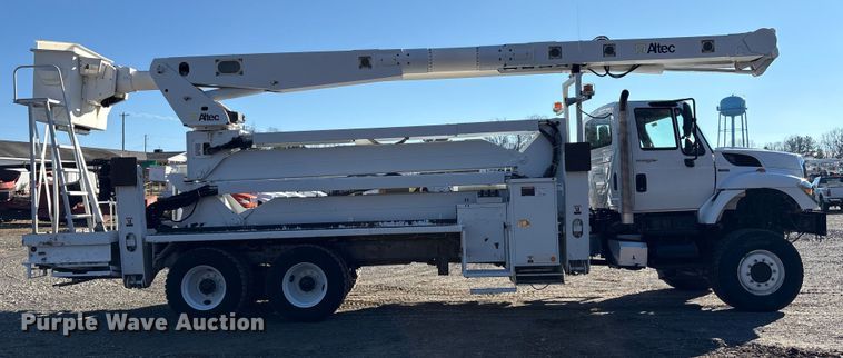image for item DT2759 2014 International 7300 bucket truck