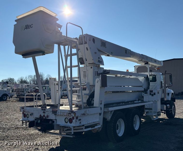 image for item DT2759 2014 International 7300 bucket truck