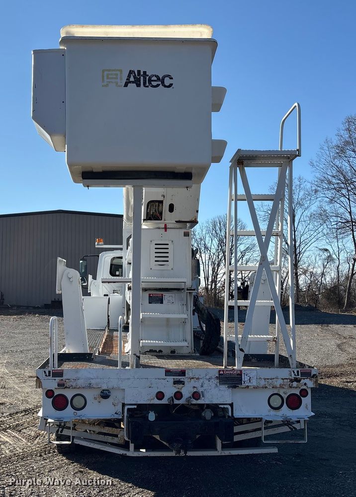 image for item DT2759 2014 International 7300 bucket truck