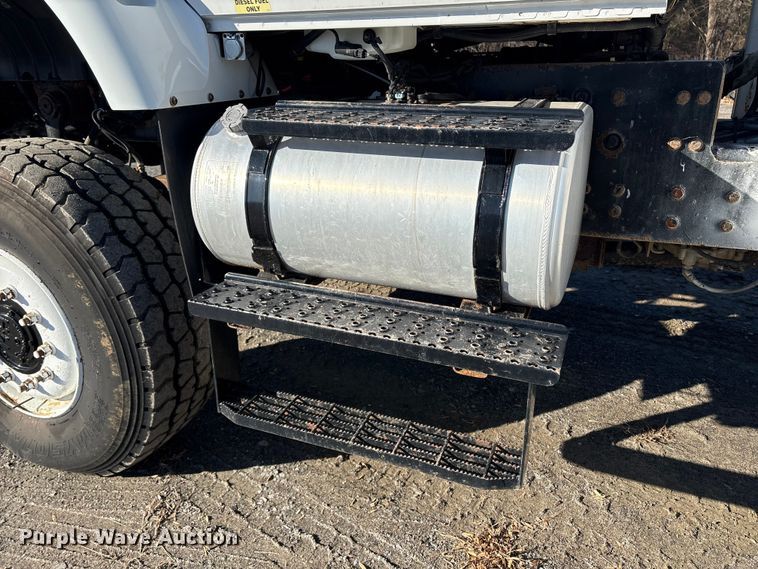 image for item DT2759 2014 International 7300 bucket truck