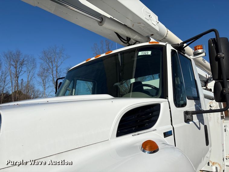 image for item DT2759 2014 International 7300 bucket truck
