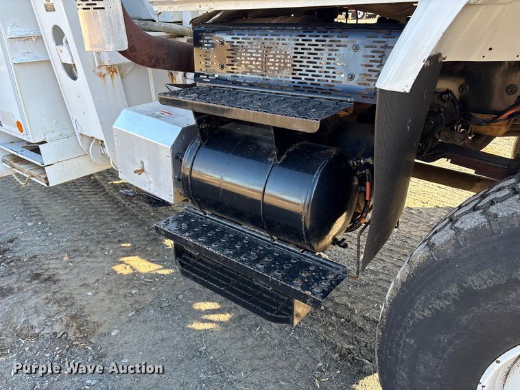 image for item DT2759 2014 International 7300 bucket truck