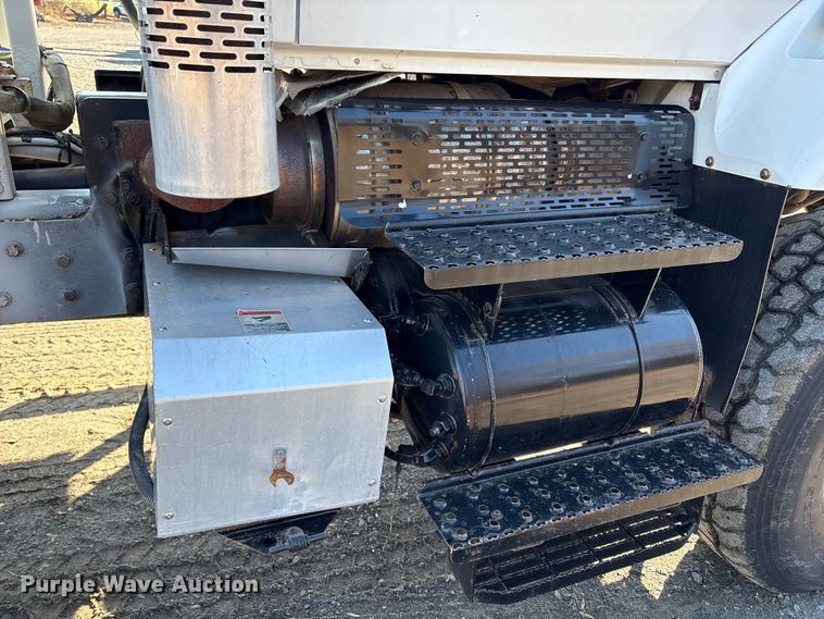 image for item DT2759 2014 International 7300 bucket truck