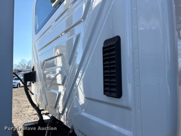 image for item DT2759 2014 International 7300 bucket truck