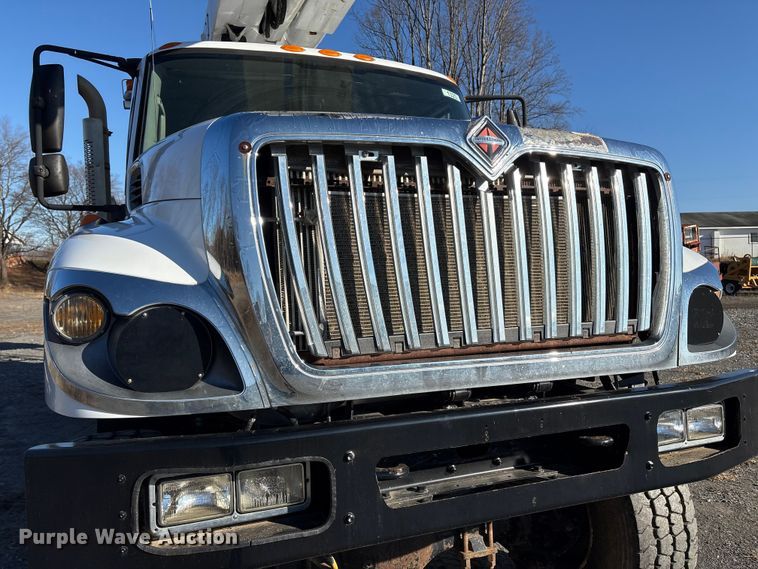 image for item DT2759 2014 International 7300 bucket truck
