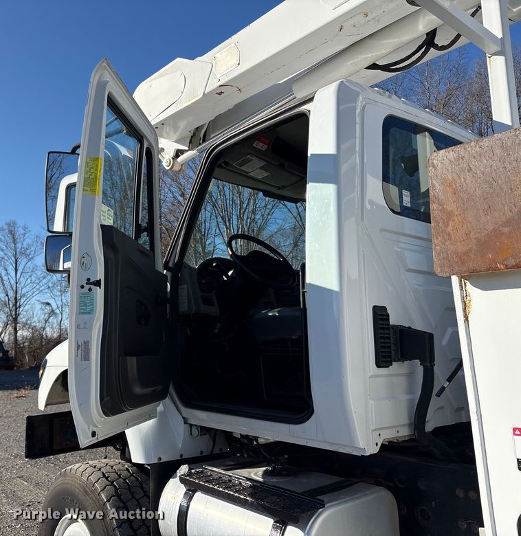 image for item DT2759 2014 International 7300 bucket truck