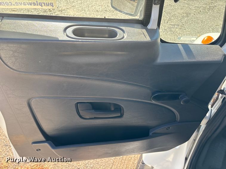 image for item DT2759 2014 International 7300 bucket truck