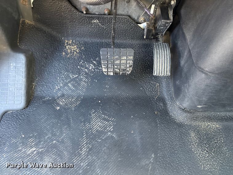 image for item DT2759 2014 International 7300 bucket truck