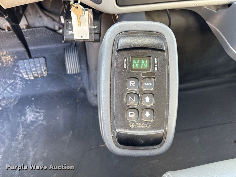 image for item DT2759 2014 International 7300 bucket truck