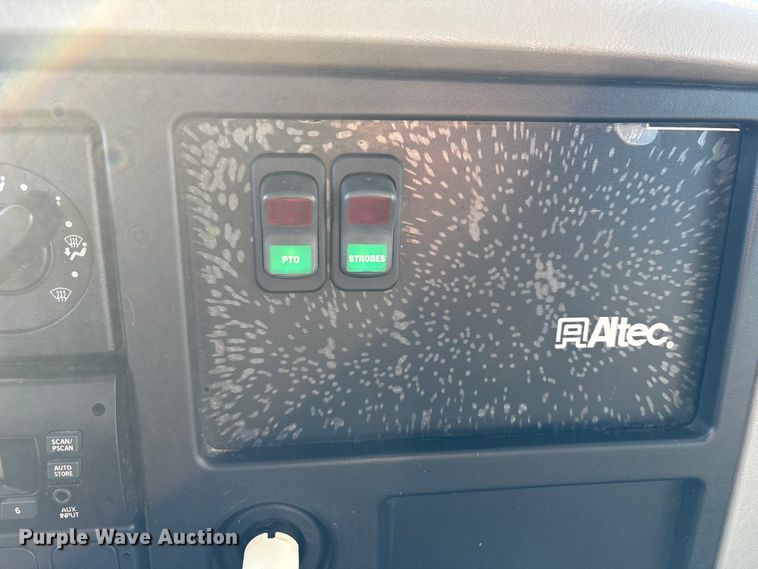 image for item DT2759 2014 International 7300 bucket truck