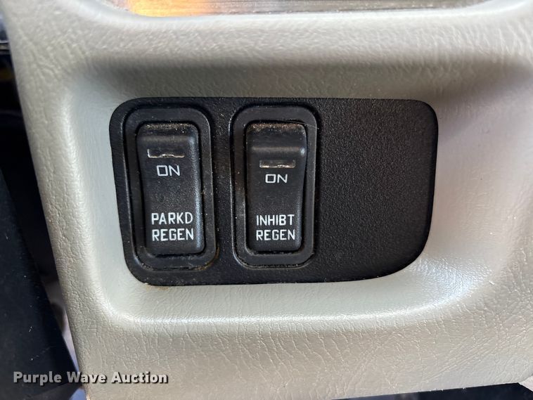 image for item DT2759 2014 International 7300 bucket truck