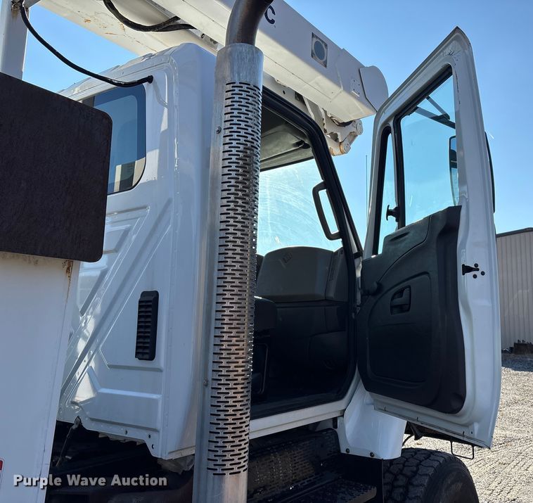 image for item DT2759 2014 International 7300 bucket truck