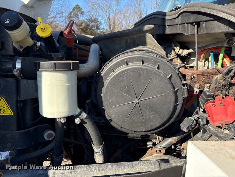 image for item DT2759 2014 International 7300 bucket truck