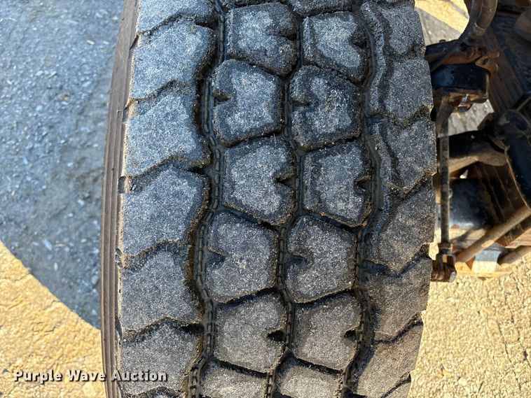 image for item DT2759 2014 International 7300 bucket truck