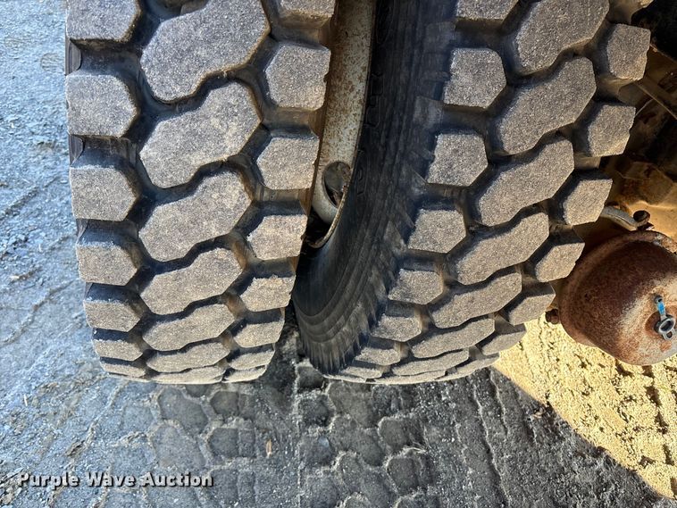 image for item DT2759 2014 International 7300 bucket truck