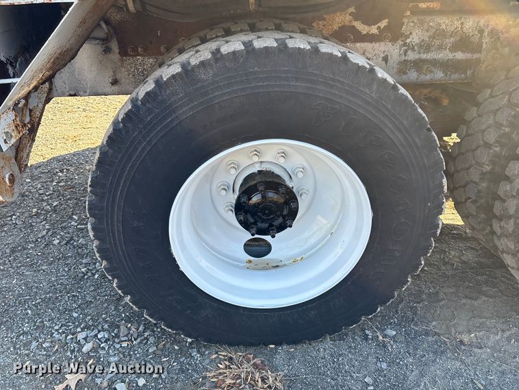 image for item DT2759 2014 International 7300 bucket truck