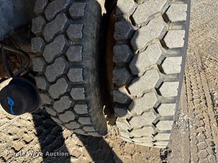 image for item DT2759 2014 International 7300 bucket truck