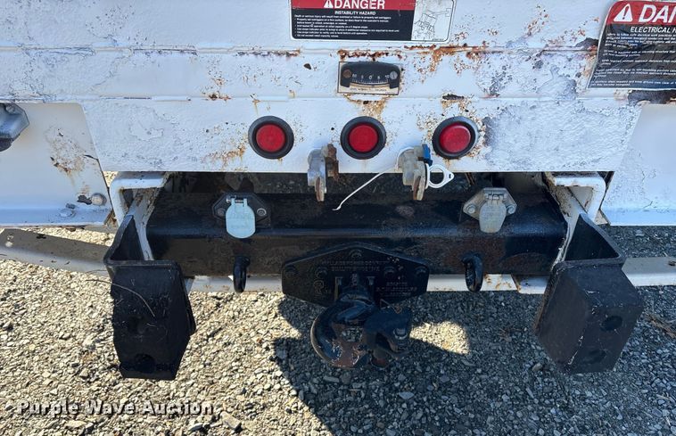 image for item DT2759 2014 International 7300 bucket truck