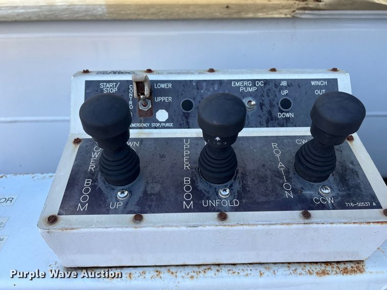 image for item DT2759 2014 International 7300 bucket truck