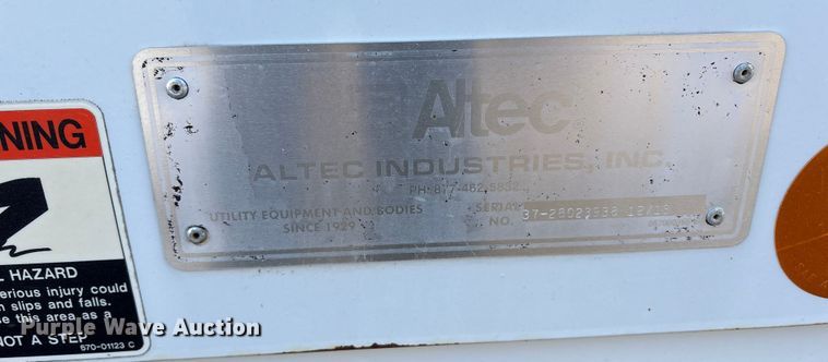 image for item DT2759 2014 International 7300 bucket truck