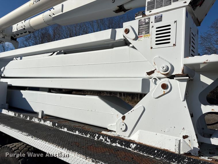 image for item DT2759 2014 International 7300 bucket truck