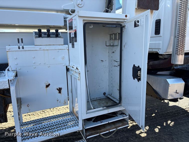 image for item DT2759 2014 International 7300 bucket truck