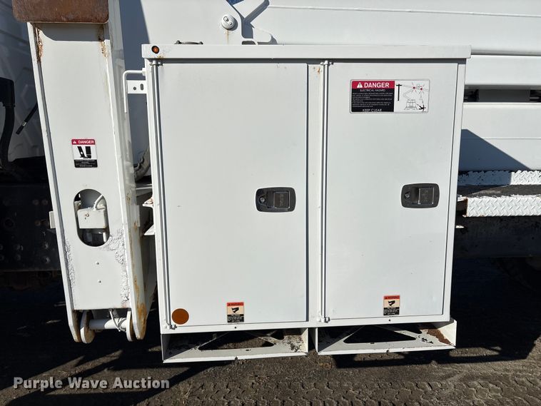 image for item DT2759 2014 International 7300 bucket truck