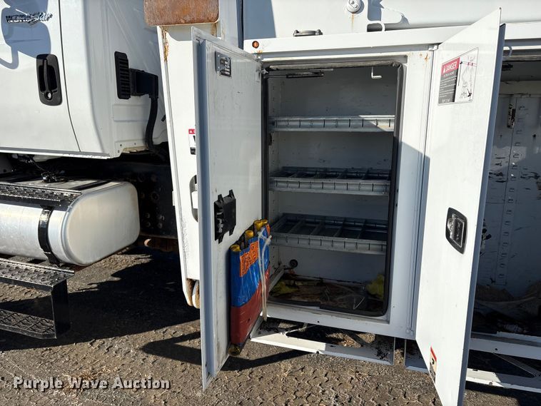 image for item DT2759 2014 International 7300 bucket truck