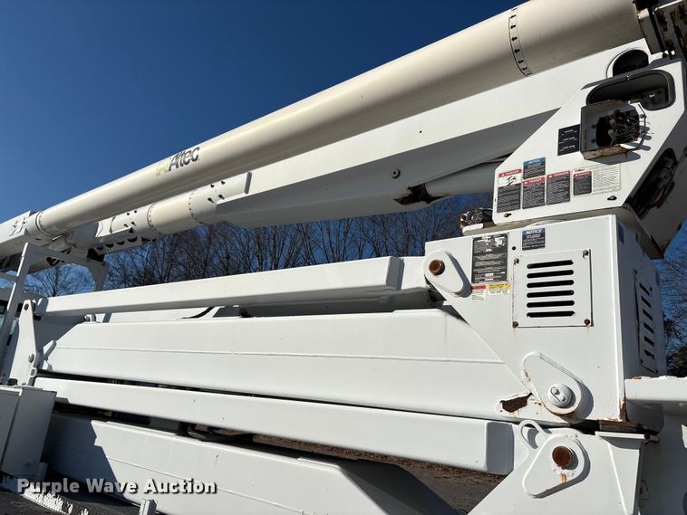 image for item DT2759 2014 International 7300 bucket truck