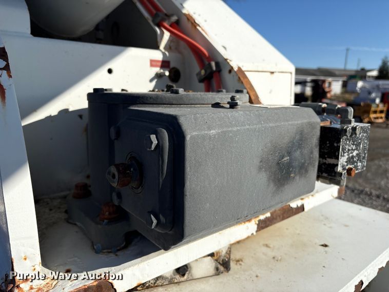 image for item DT2759 2014 International 7300 bucket truck