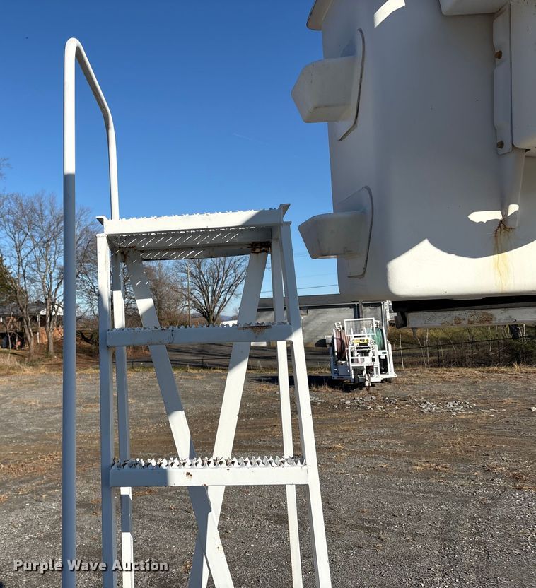 image for item DT2759 2014 International 7300 bucket truck