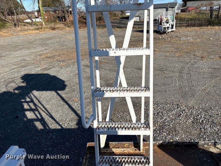 image for item DT2759 2014 International 7300 bucket truck