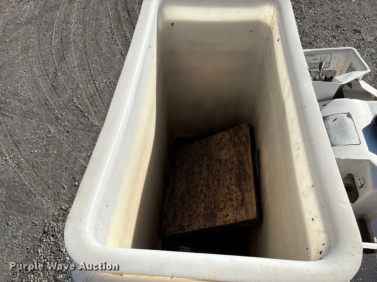 image for item DT2759 2014 International 7300 bucket truck