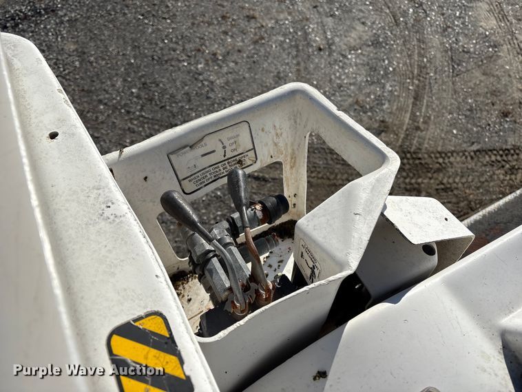 image for item DT2759 2014 International 7300 bucket truck