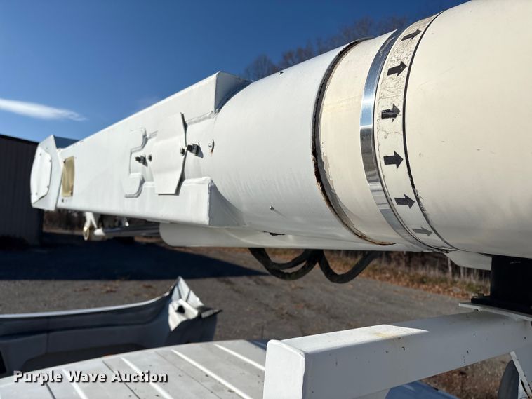 image for item DT2759 2014 International 7300 bucket truck