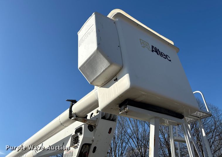 image for item DT2759 2014 International 7300 bucket truck