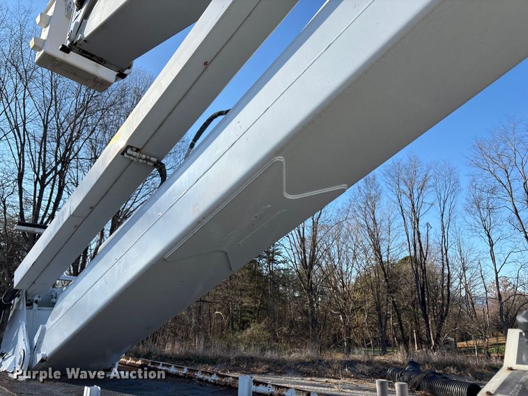 image for item DT2759 2014 International 7300 bucket truck