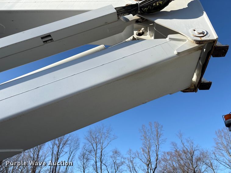 image for item DT2759 2014 International 7300 bucket truck