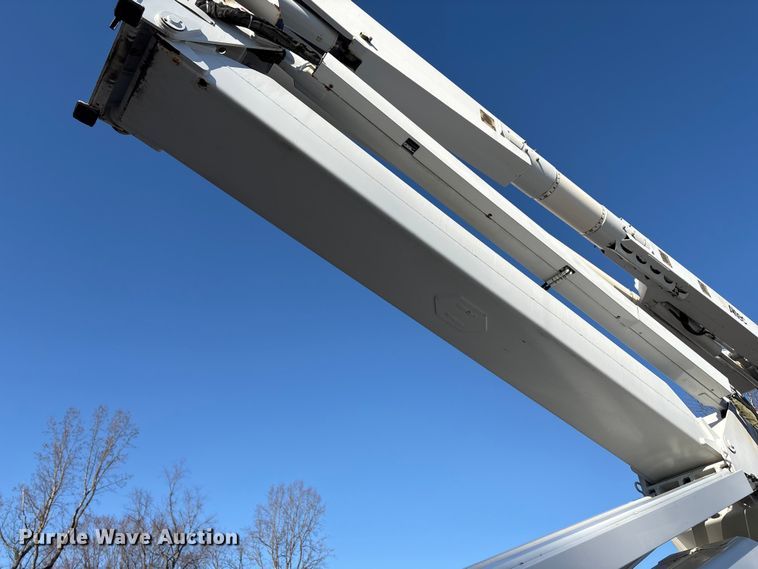 image for item DT2759 2014 International 7300 bucket truck