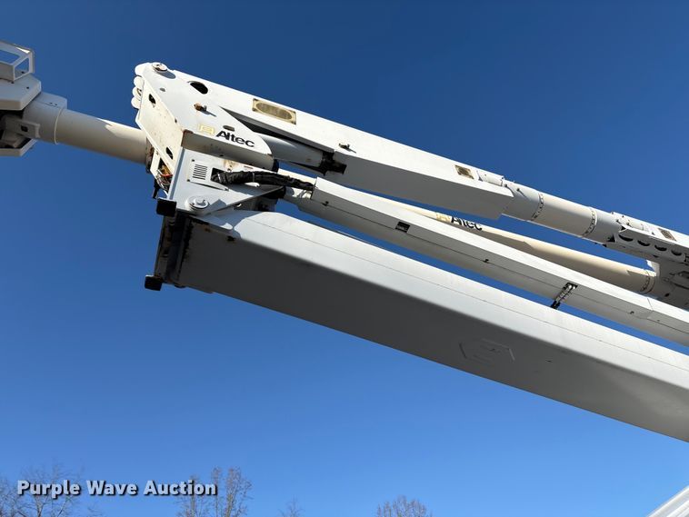 image for item DT2759 2014 International 7300 bucket truck