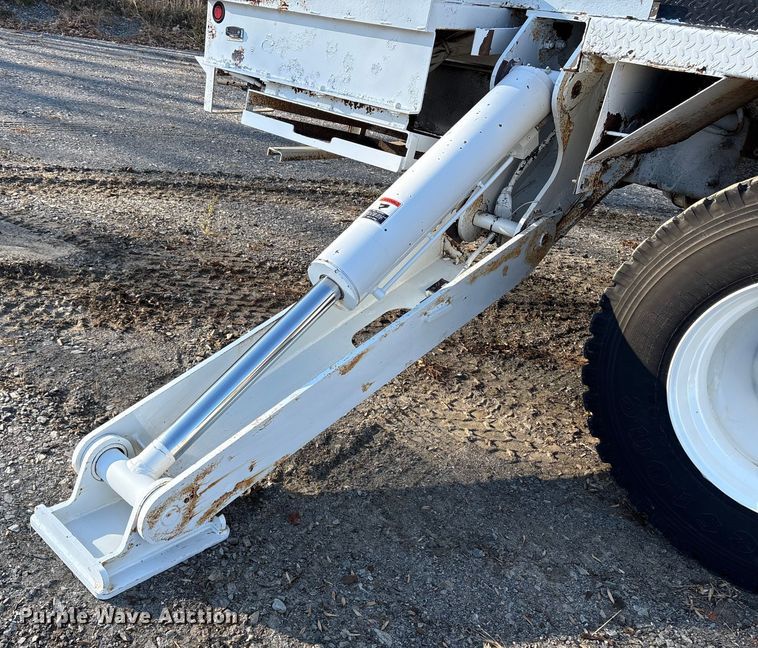 image for item DT2759 2014 International 7300 bucket truck