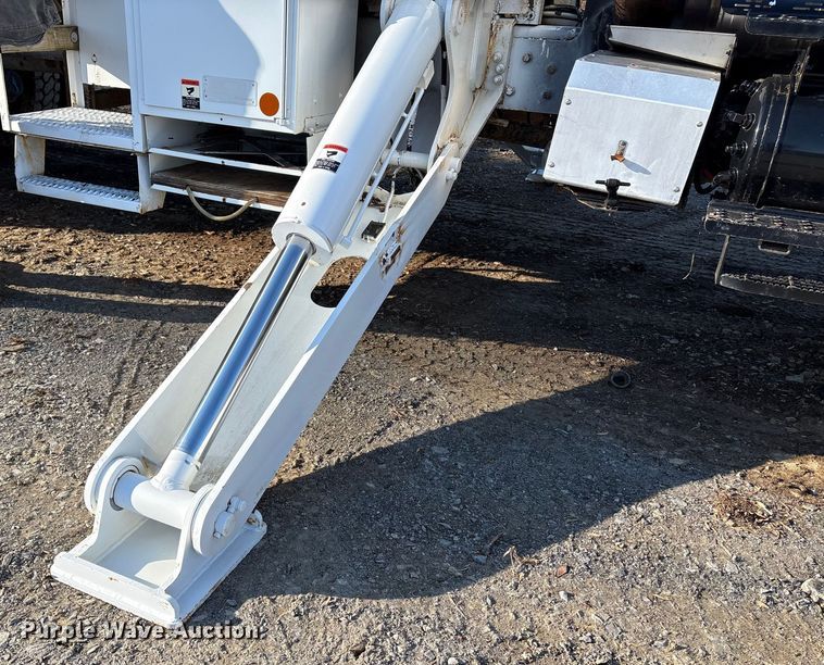 image for item DT2759 2014 International 7300 bucket truck