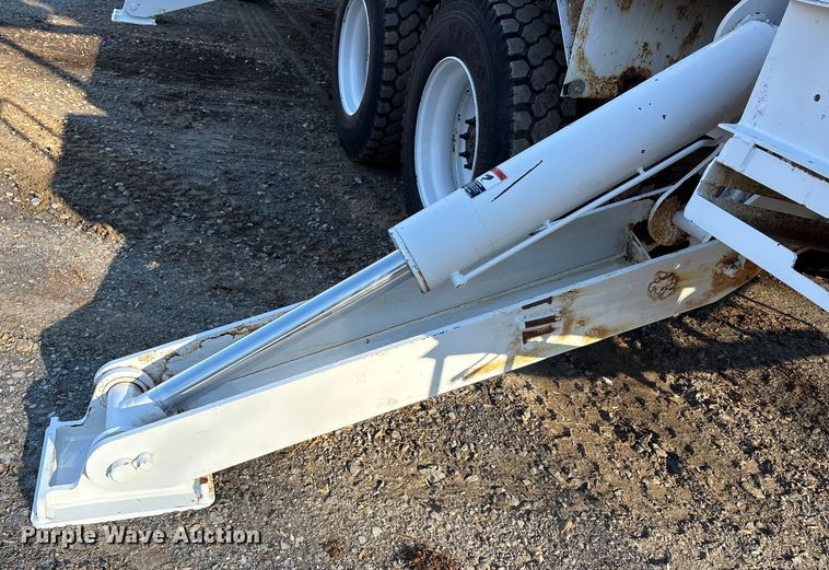 image for item DT2759 2014 International 7300 bucket truck