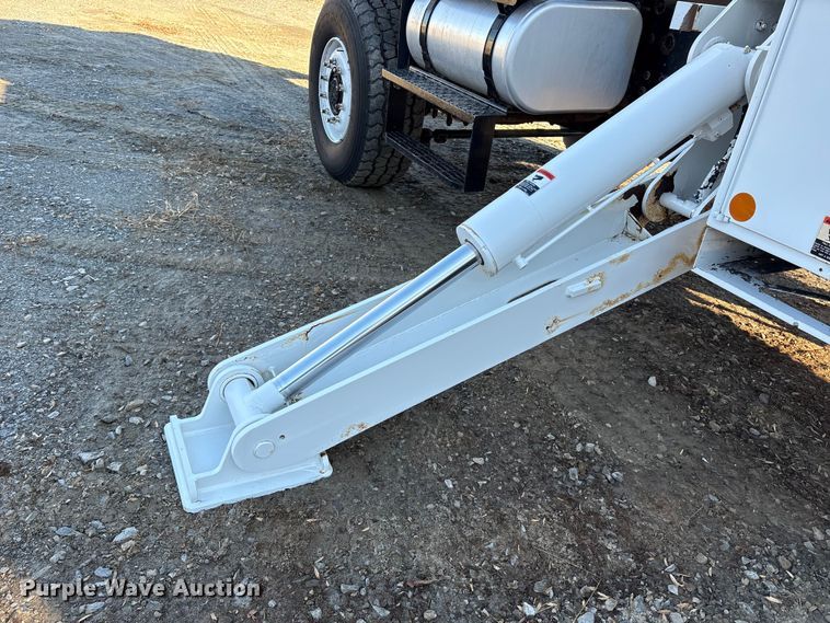 image for item DT2759 2014 International 7300 bucket truck