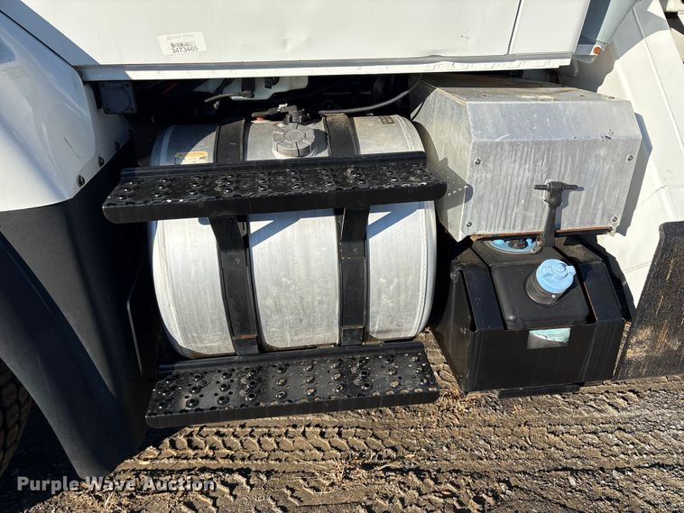 image for item DT2760 2016 International 7300 digger derrick truck